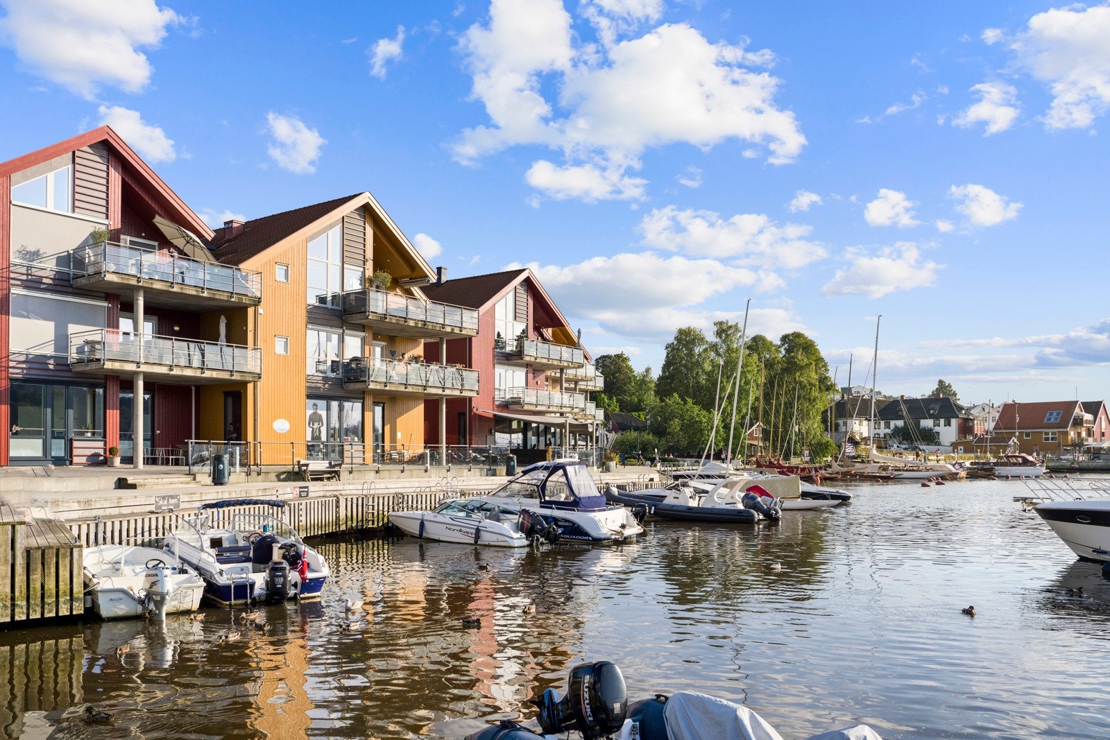 Kort kjøretur til Son brygge - et idyllisk knutepunkt med restauranter, kaféer, småbutikker og stemningsfull sjøliv store deler av året. Galleribilde
