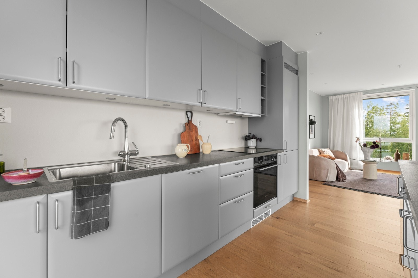 Delikat og stilren kjøkkeninnredning fra kvalitetsmerket Sigdal - kjent for tidløst design, solid håndverk og smarte løsninger som gjør matlagingen til en fryd. Galleribilde