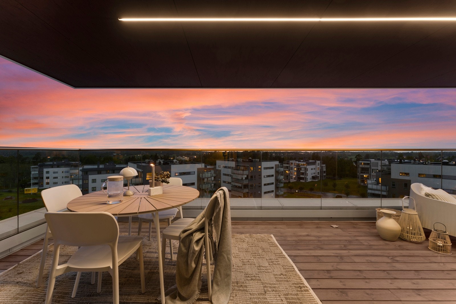 Stor og delikat 3-roms leilighet med vakker panoramautsikt utover Vestby og upåklagelige solforhold! Galleribilde