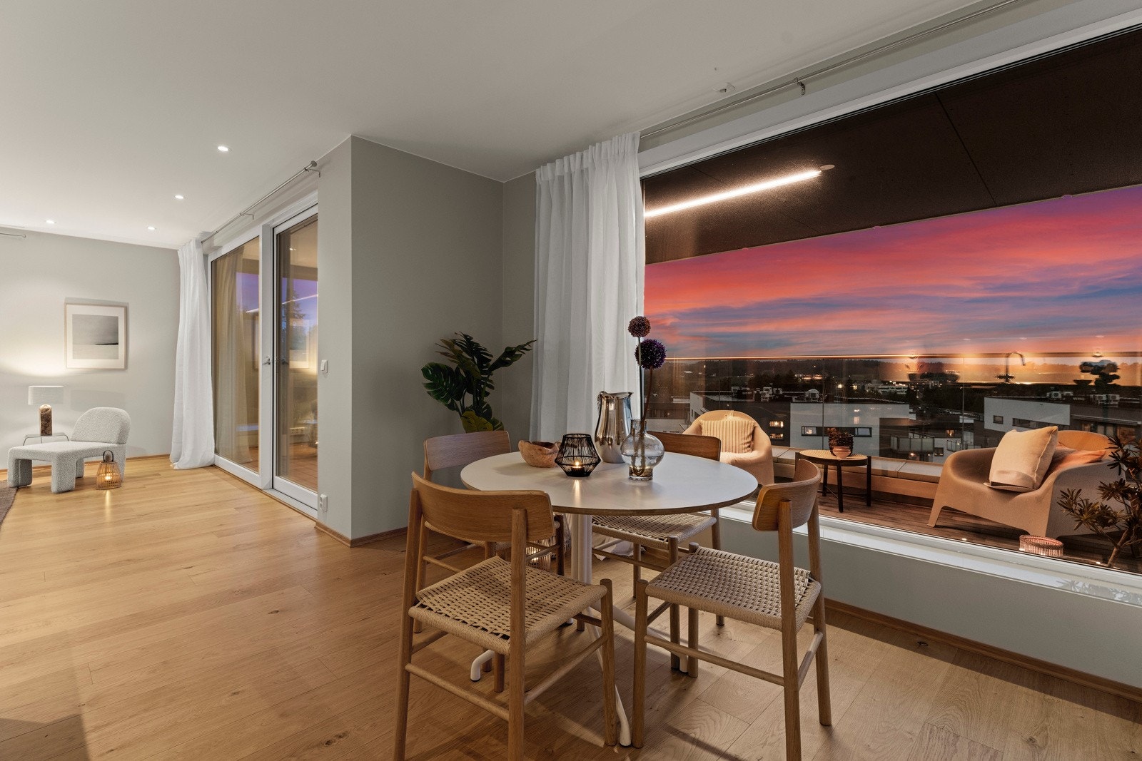 Boligen fremstår som svært godt vedlikeholdt og har ingen kjente feil eller mangler - hele tilstandsrapporten er gjennomgående vurdert til TG0. Galleribilde