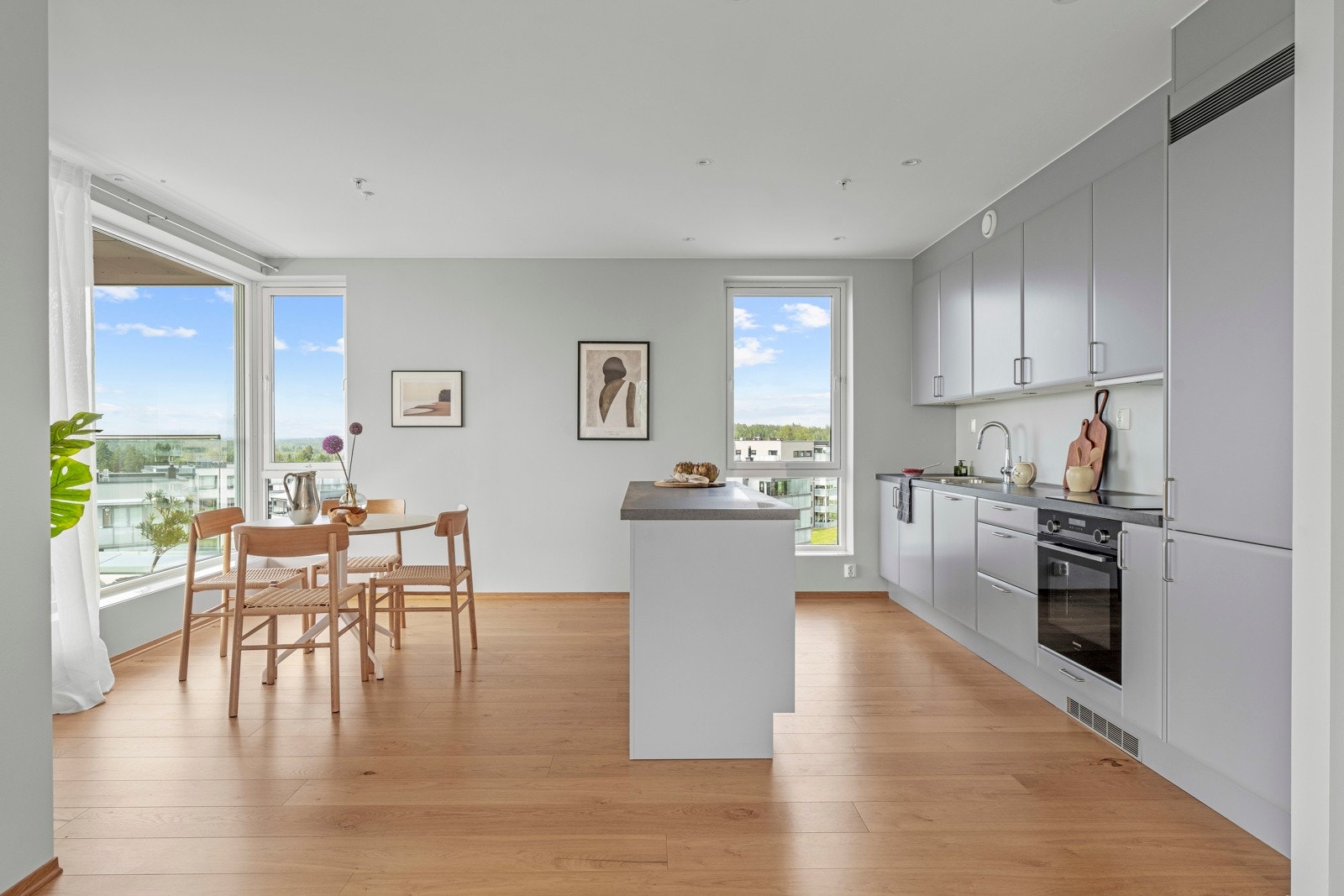 Moderne og praktisk åpen kjøkkenløsning som skaper en naturlig flyt mellom kjøkken og stue - ideelt for både matlaging og sosialt samvær. Galleribilde