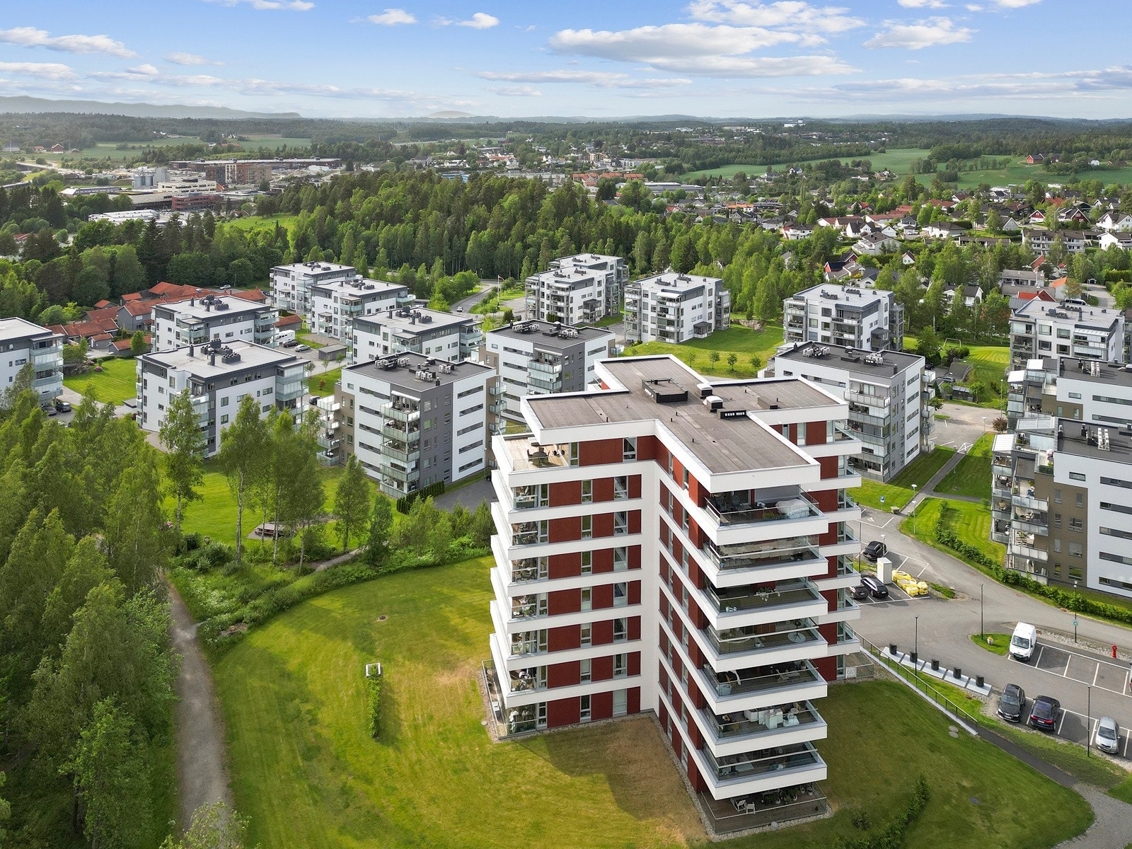 Når du velger bolig, velger du også nabolag. Nærbutikk. Skolevei. Nærhet til naturen. Nye naboer. Rammen rundt der du bor. Galleribilde
