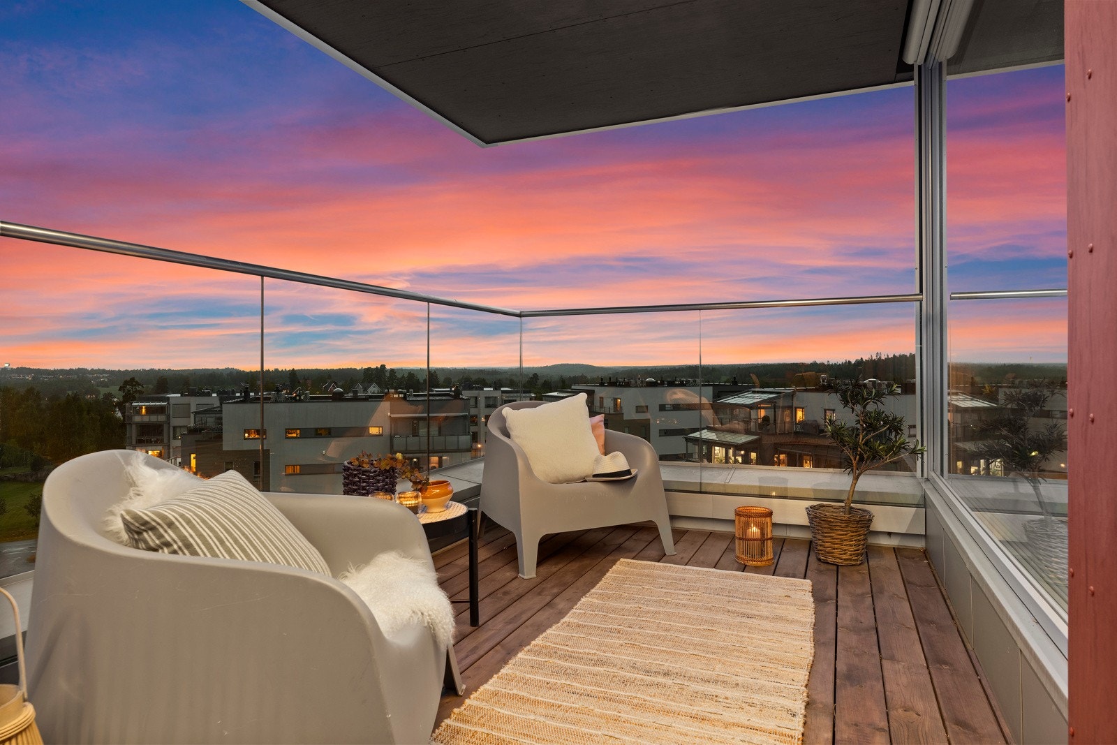 Beliggenhet i 5. etasje gir deg både ro og privatliv, helt uten innsyn - her kan du senke skuldrene og nyte hjemmet i fred. Galleribilde