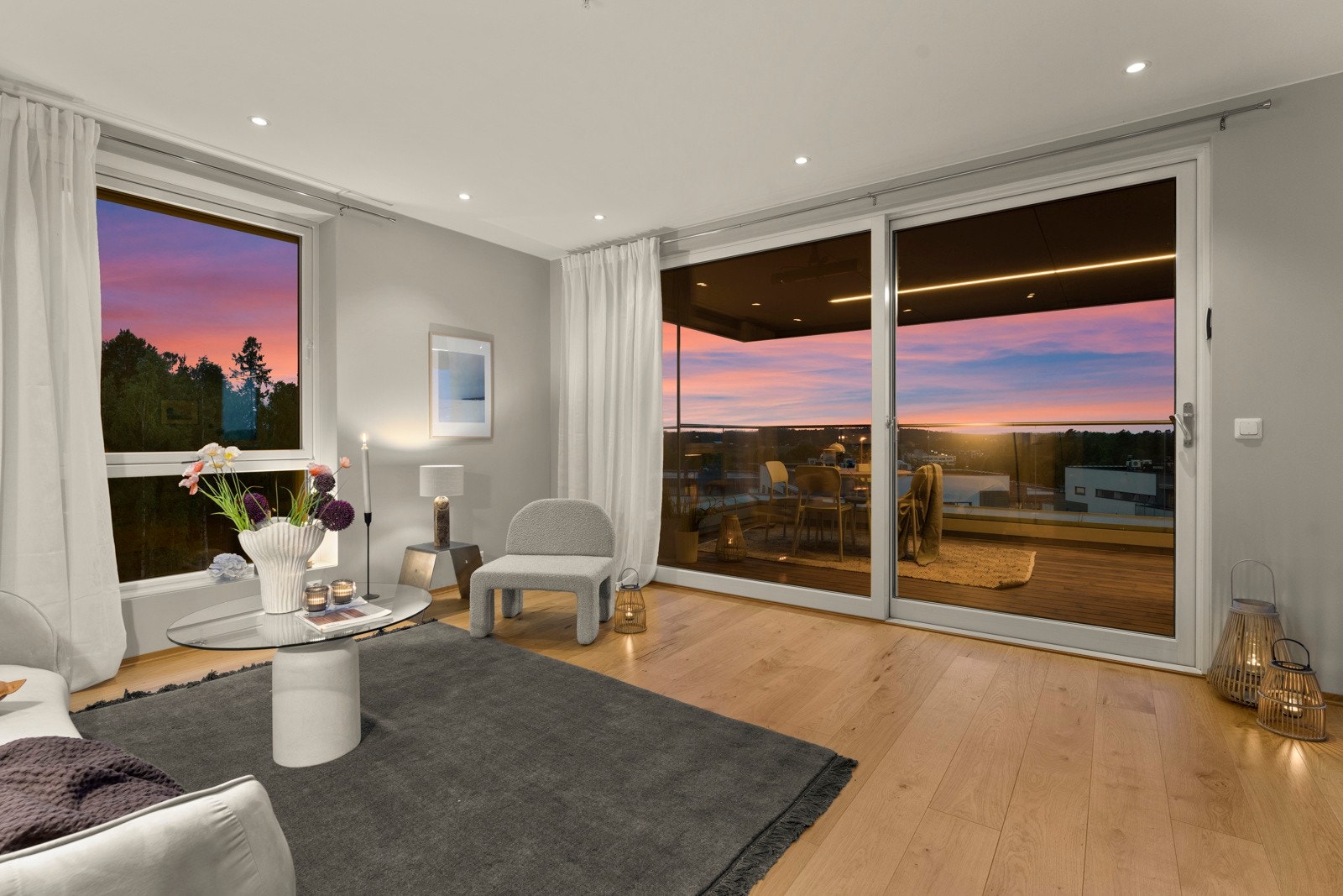 Romslig og innbydende stue med god plass til både sittegruppe og spisebord - perfekt for både hverdagsliv og sosiale sammenkomster. Galleribilde