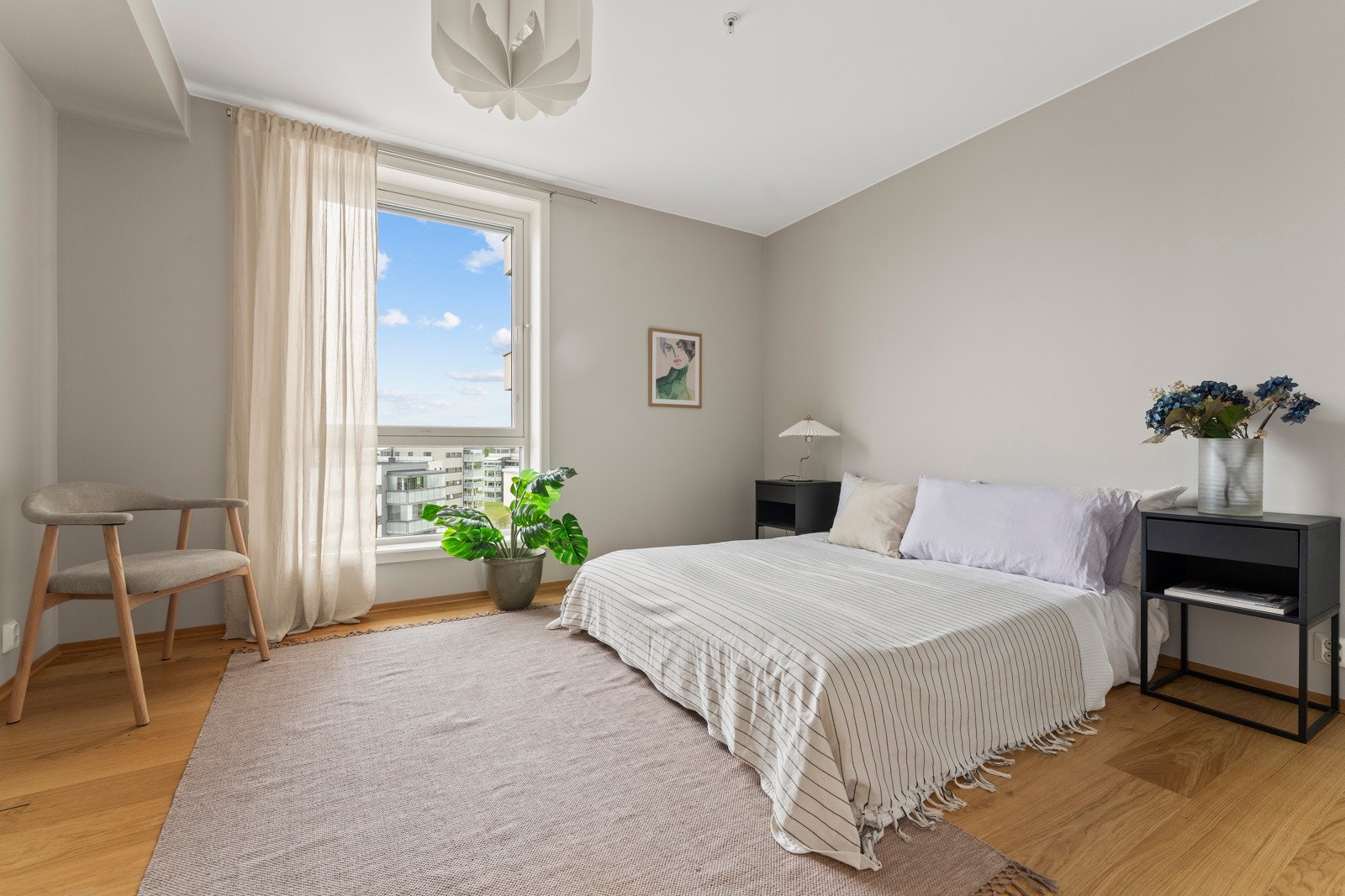 To gode og lune soverom med rikelig plass til både seng og oppbevaring. Store vindusflater sørger for naturlig lysinnslipp og en behagelig atmosfære. Galleribilde