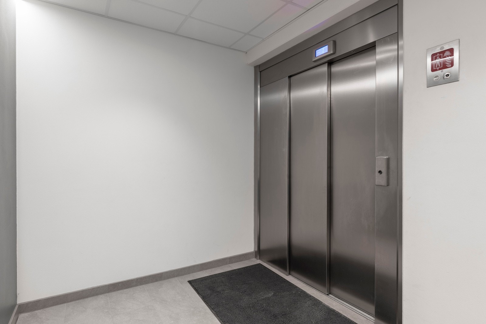 Heis fra lukket garasjeanlegg direkte opp til leiligheten - enkel og værbeskyttet adkomst. Galleribilde