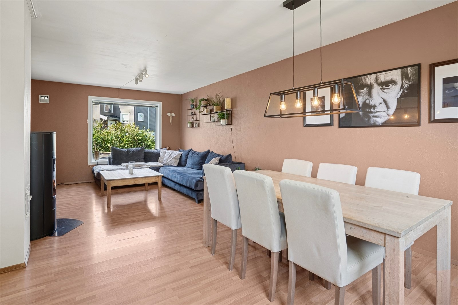 Gode vindusflater sørger for at rommet får godt med naturlig lys. Galleribilde