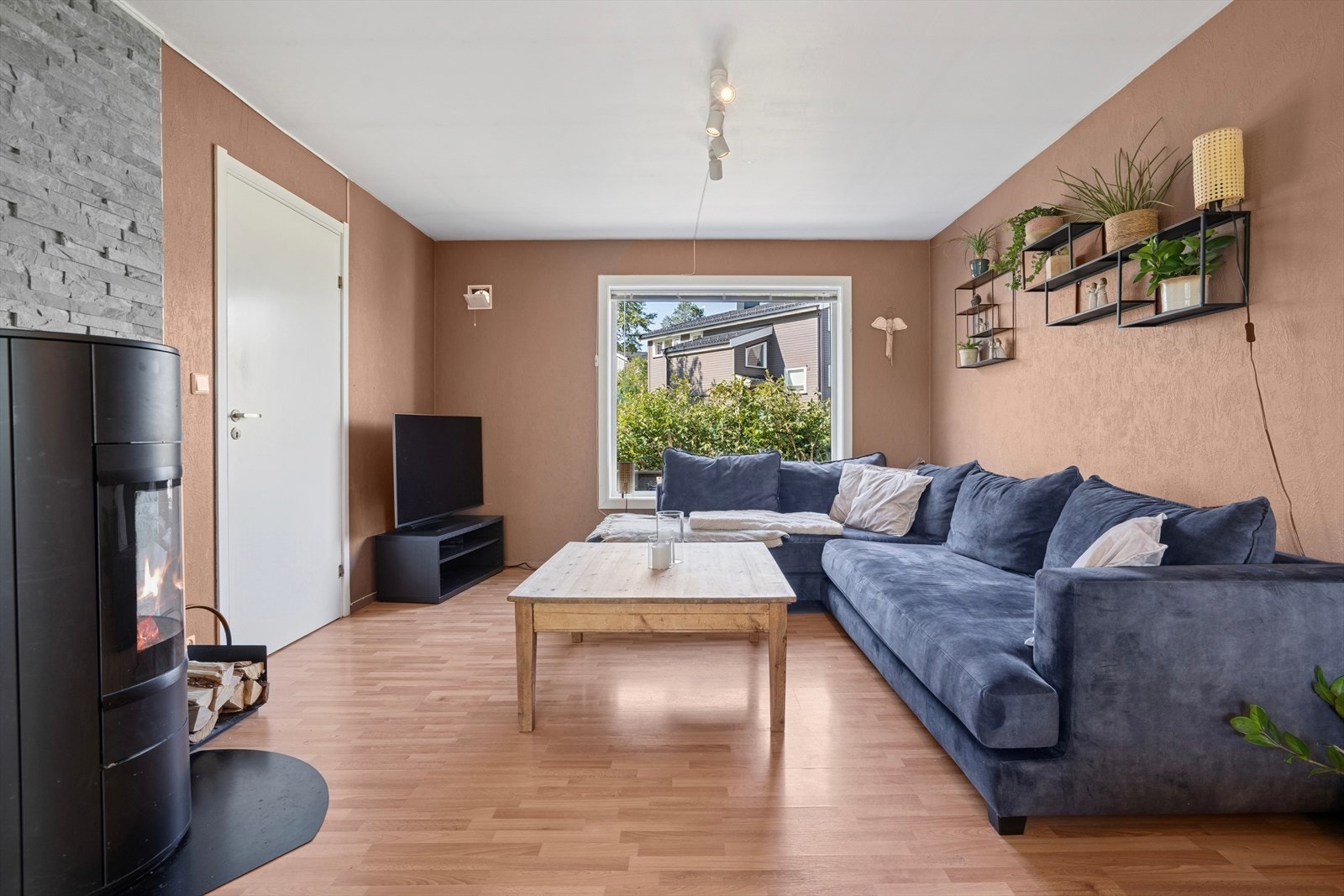 Vi beveger oss videre inn i en lys og koselig stue. Galleribilde