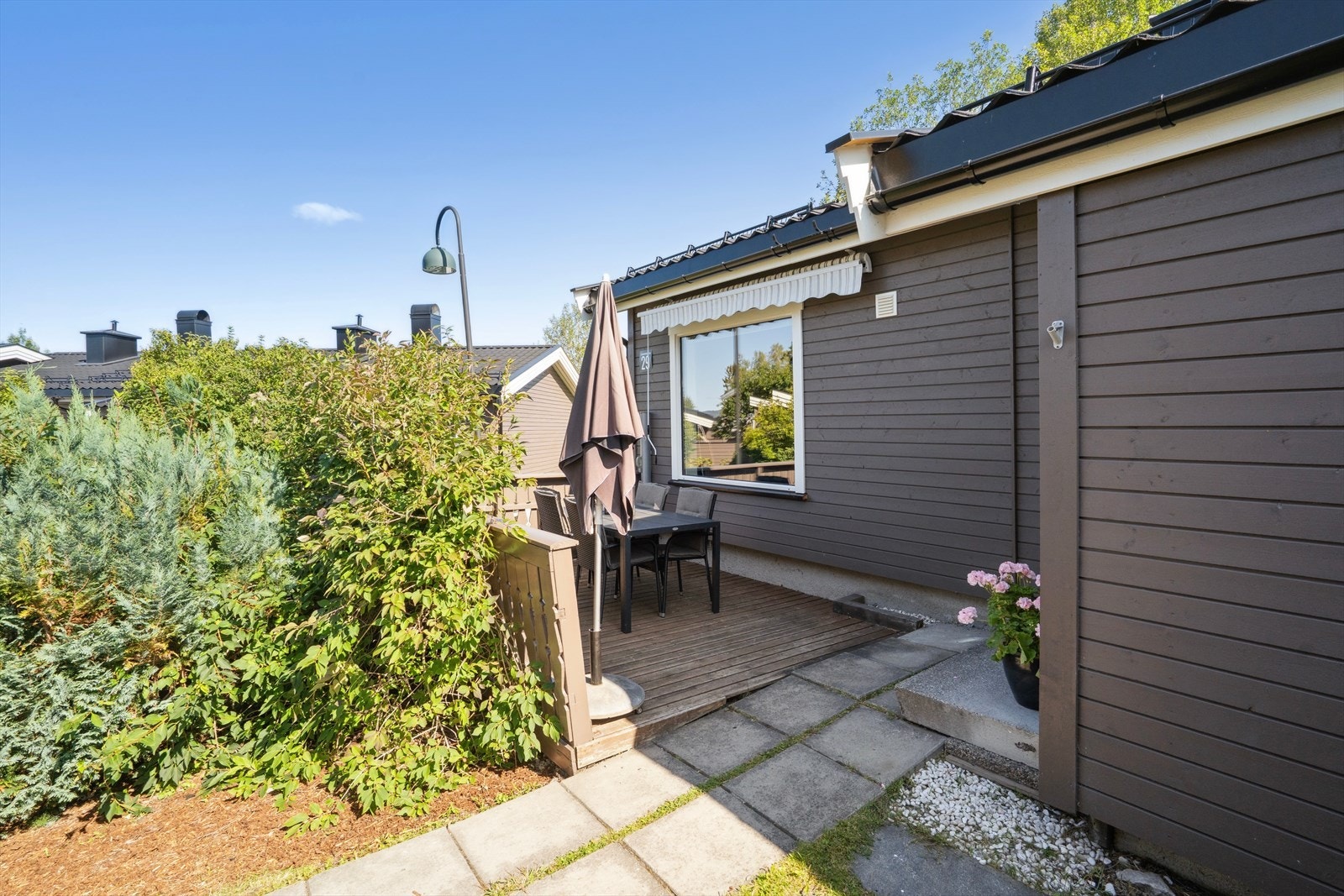 Et hyggelig inngangsparti ønsker deg hjertelig velkommen hjem. Galleribilde