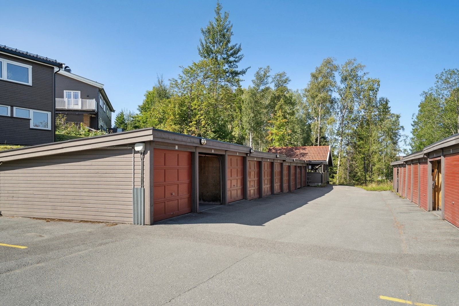 Parkering i garasje i rekke. Galleribilde