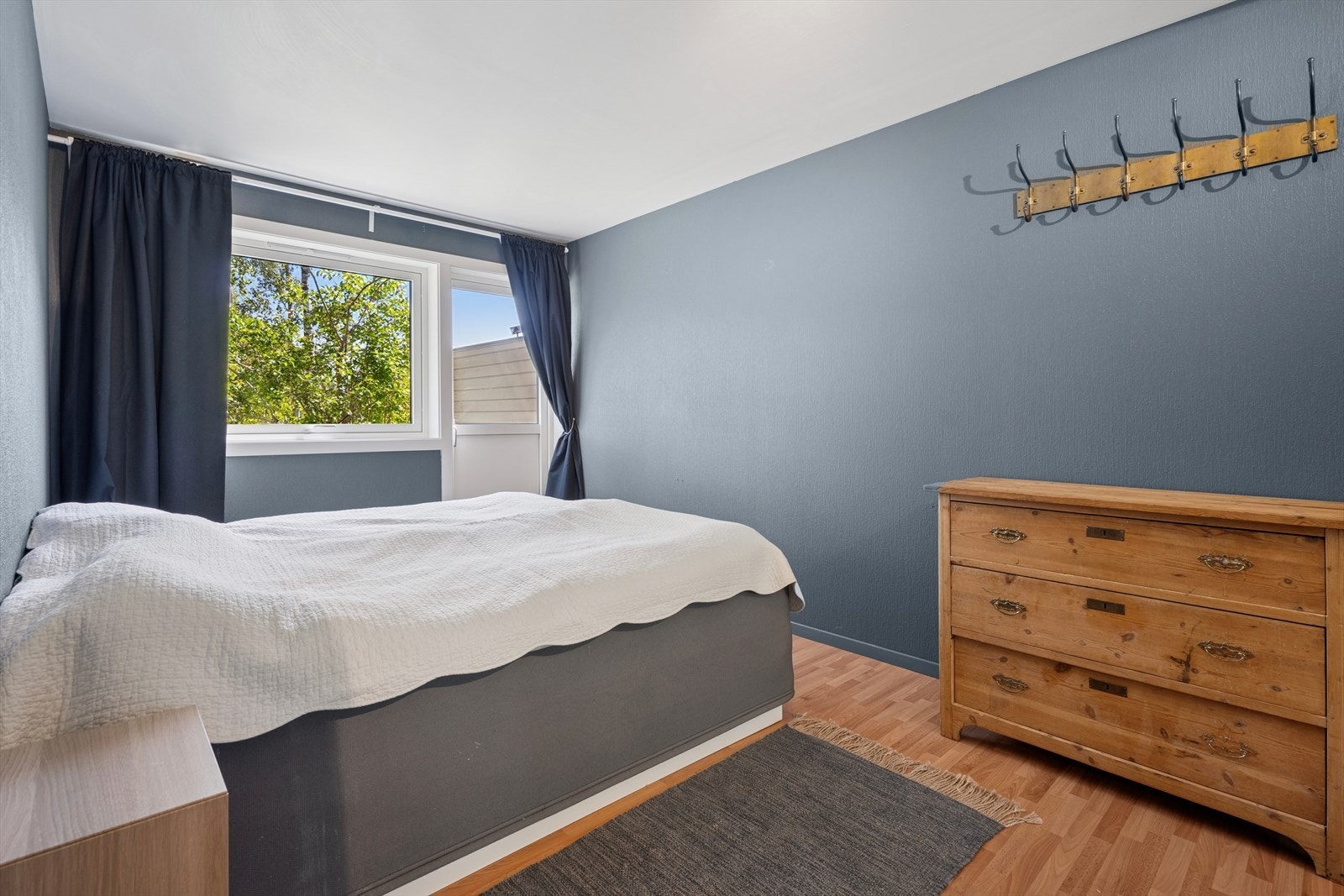 Romslig hovedsoverom med god plass for dobbeltseng og nattbord. Videre utgang til flott hage i front. Galleribilde