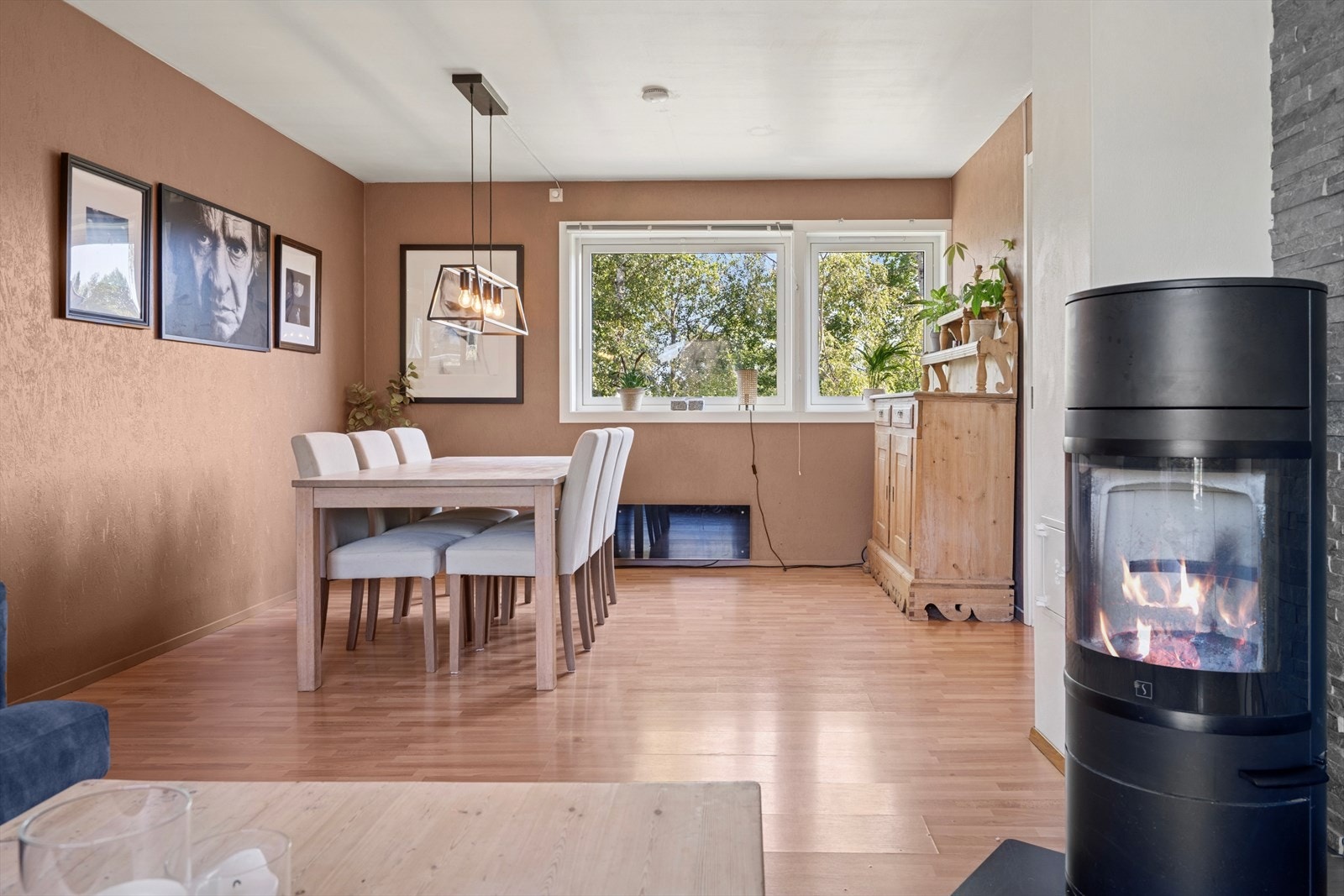 Peisovnen er selve hjertet i rommet og bidrar til å varme opp både rom og stemning. Galleribilde