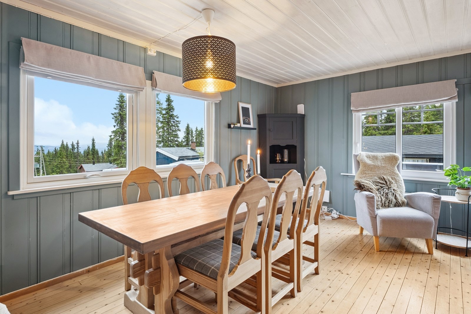 De store vindusflatene slipper inn godt med naturlig lys! Spisestuen er hyggelig plassert ved vinduene, og lar deg se utover utsikten. Galleribilde