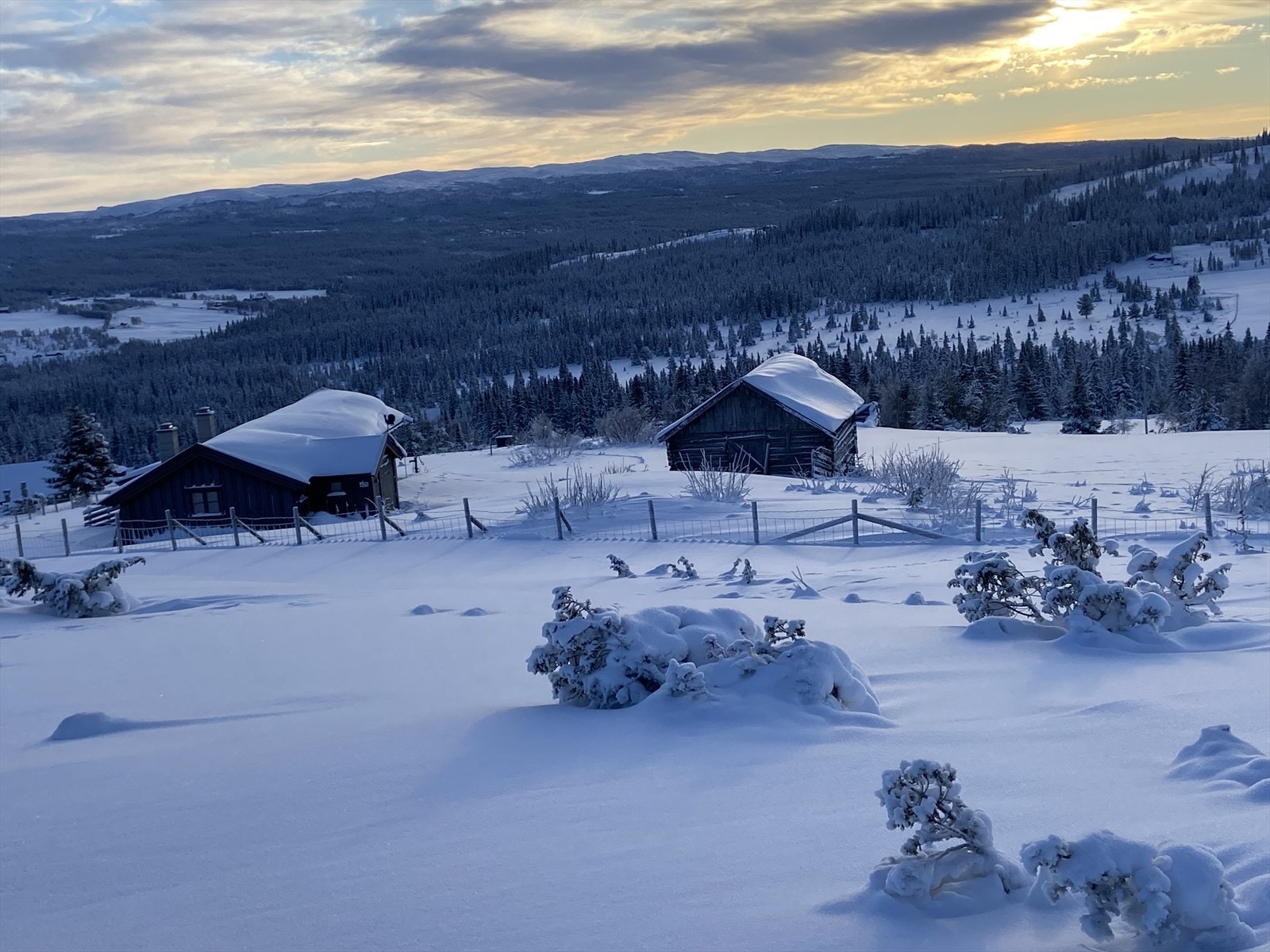 Eiendommen ligger i nærhet til både Stølsvidda og Golsfjellet, som er et svært attraktivt som tur- og friluftsområde. Selgers eget bilde. Galleribilde
