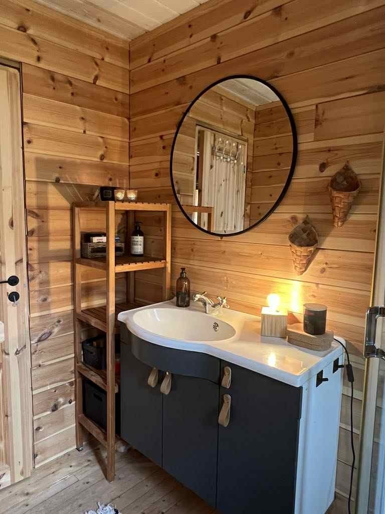 Servant med tilhørene baderomsinnredning med underskap. Badet er tilknyttet vann fra dagtank med pumpe. Galleribilde