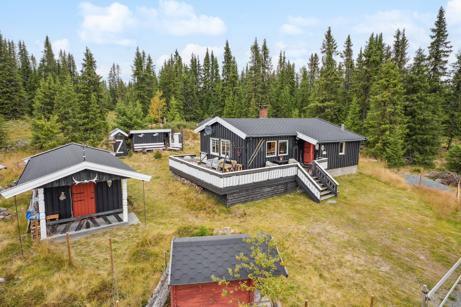 Innholdsrik eiendom bestående av hytte, anneks, to uthus og utedo. Galleribilde