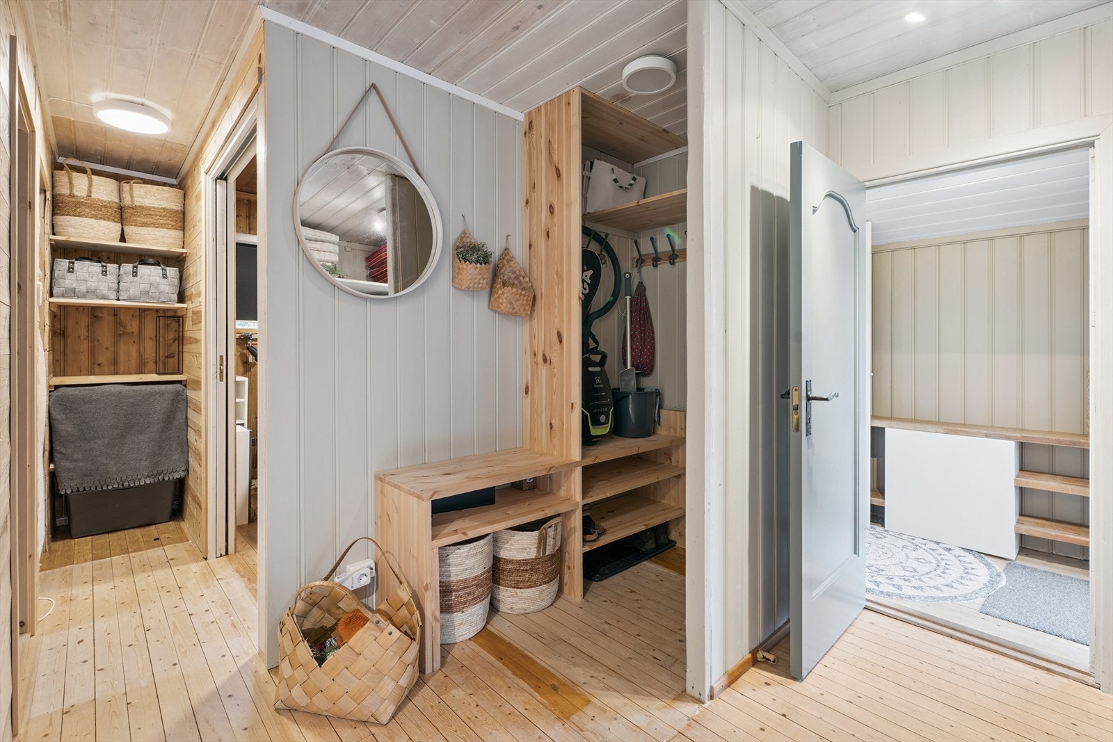 Velkommen inn! Praktisk og plassbygd garderobeløsning med plass til å henge fra seg yttertøy og sette fra seg sko. Galleribilde