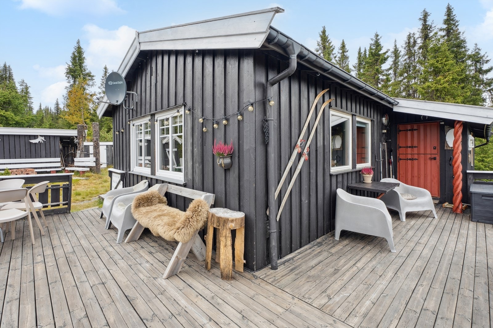 Romslig og solrik terrasse med flere sittesoner. Galleribilde