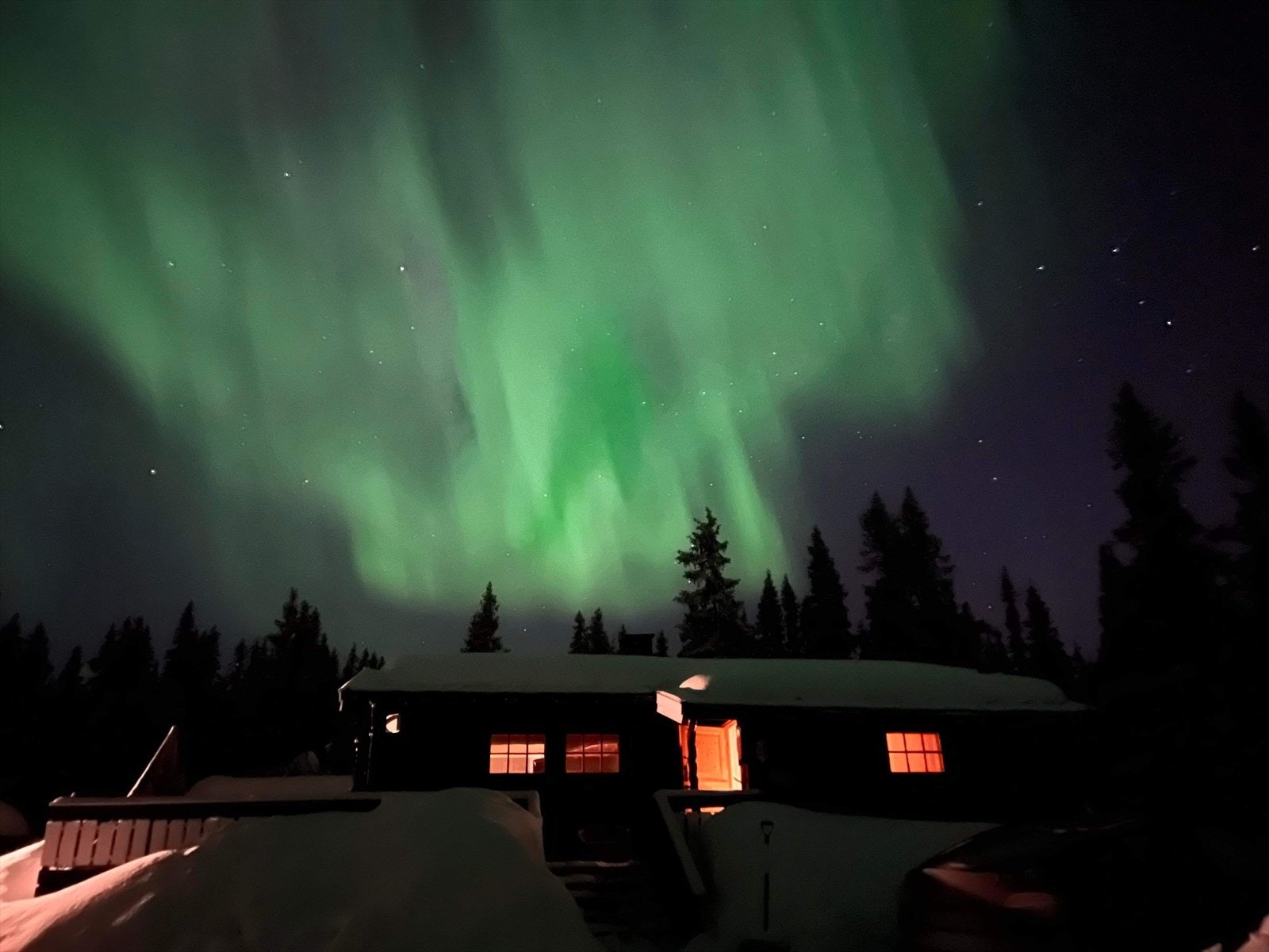 Flott nordlys over hytta. Selgers eget bilde. Galleribilde