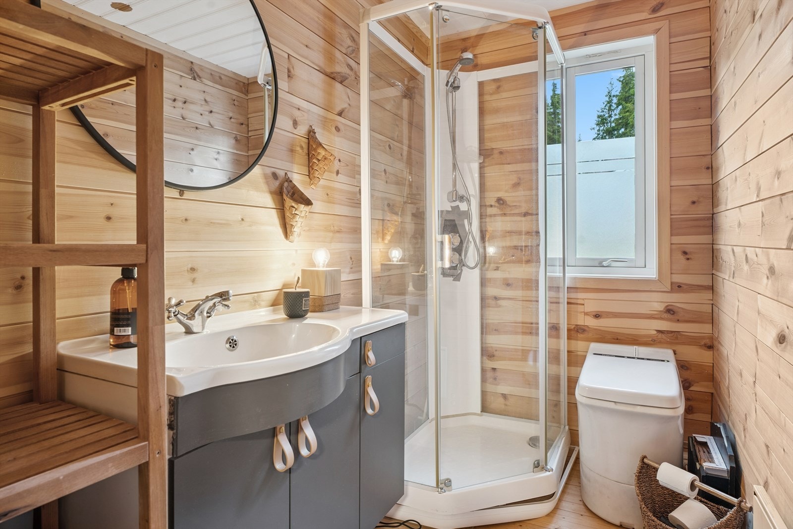 Bad med dusjkabinett og Cinderella-forbrenningstoalett. Galleribilde