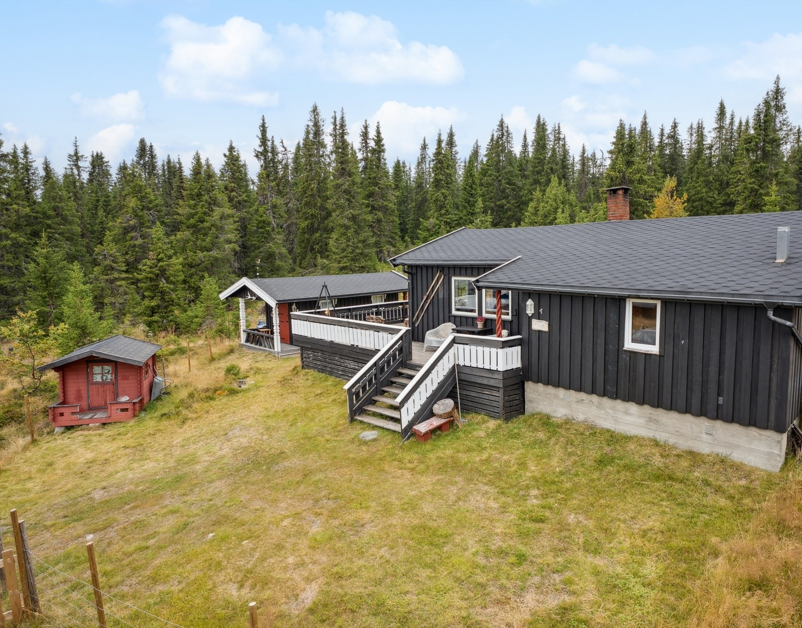 En hyggelig fritidsbolig med rolig beliggemhet i etablert hyttefelt i Tisleidalen. Galleribilde