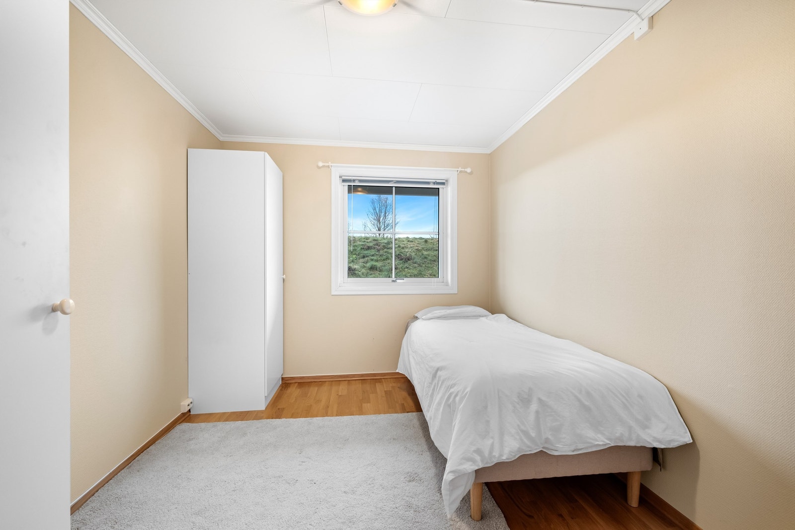 Rommet har parkett på gulvet og malte tapetserte vegger. Galleribilde