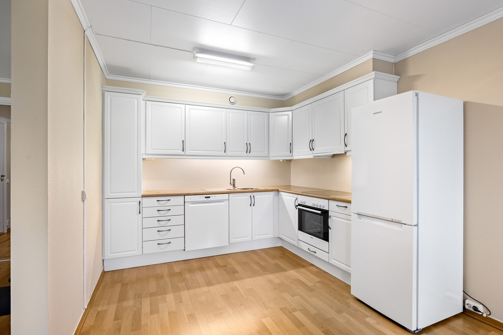 Kjøkkeninnredning med profilerte fronter og gode arbeidsflater på en laminatbenkeplate. Galleribilde