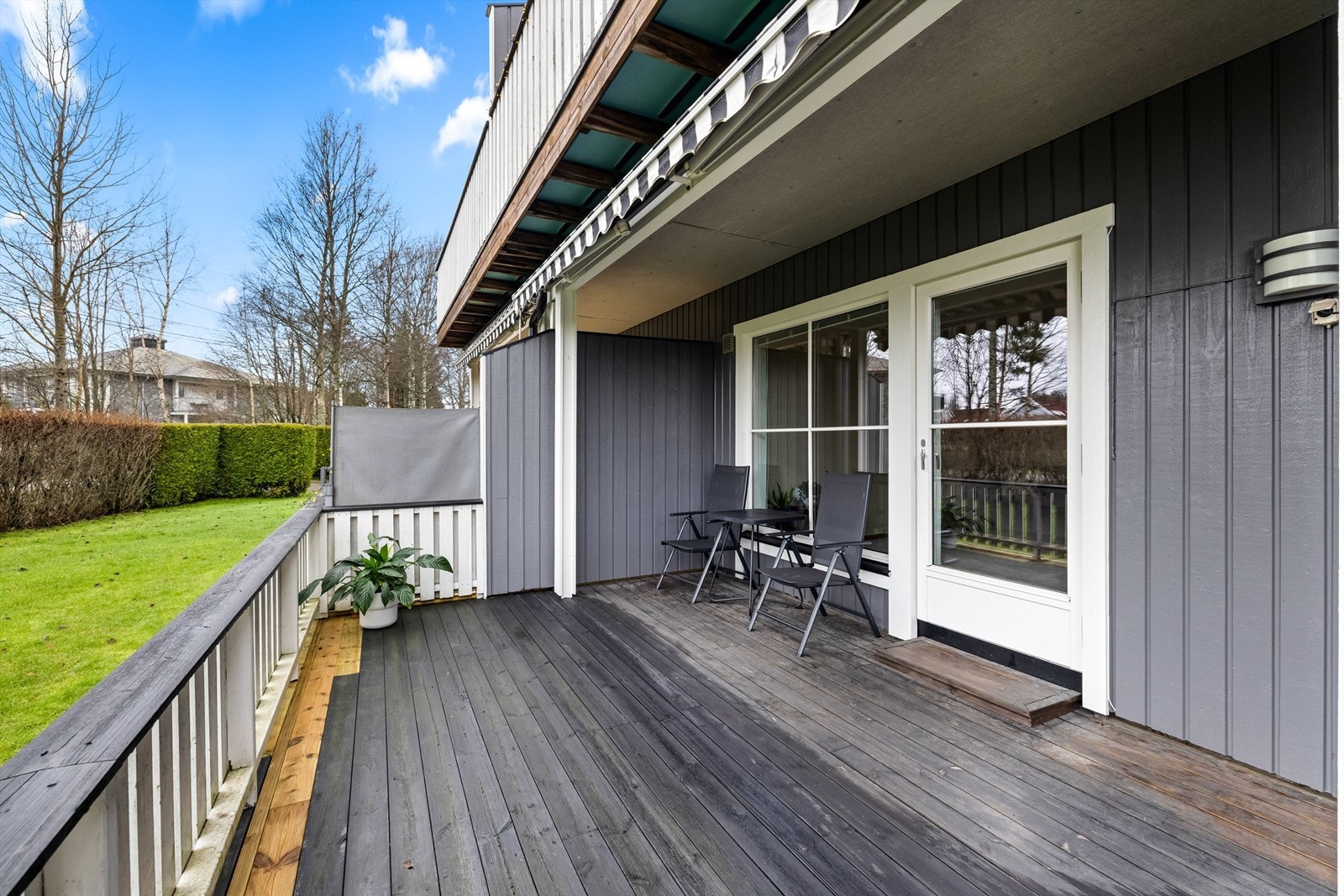 Terrassen har god plass til utemøbler og grill, og er et fint samlingspunkt. Galleribilde