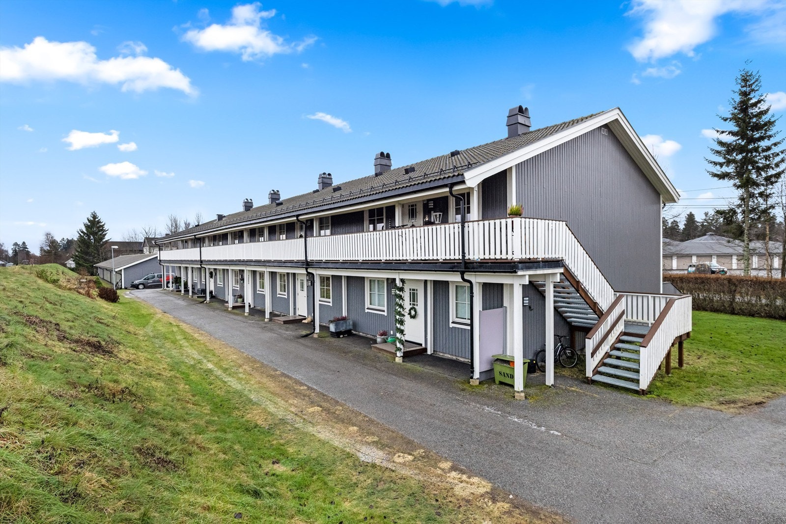 Hyggelig 3-roms bygget i 2005. Leiligheten har trappefri adkomst fra bakkeplan. Fra eiendommen er det kort gangavstand til både Skogmo skole og Skogmo barnehage. Galleribilde