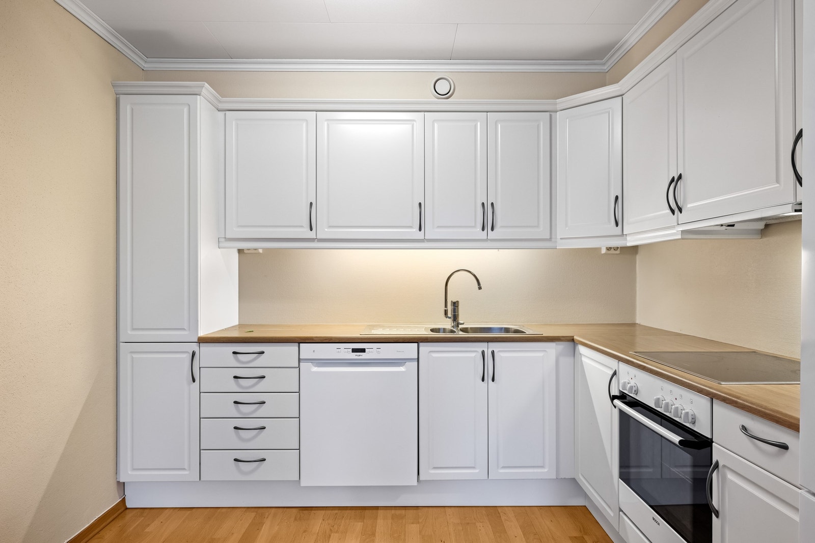 Godt med skap- og skuffeplass sørger for rikelig med oppbevaring. Galleribilde