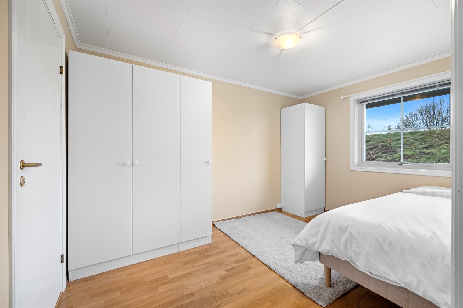 Hovedsoverommet har god plass til dobbeltseng og rikelig med garderobeoppbevaring. Galleribilde