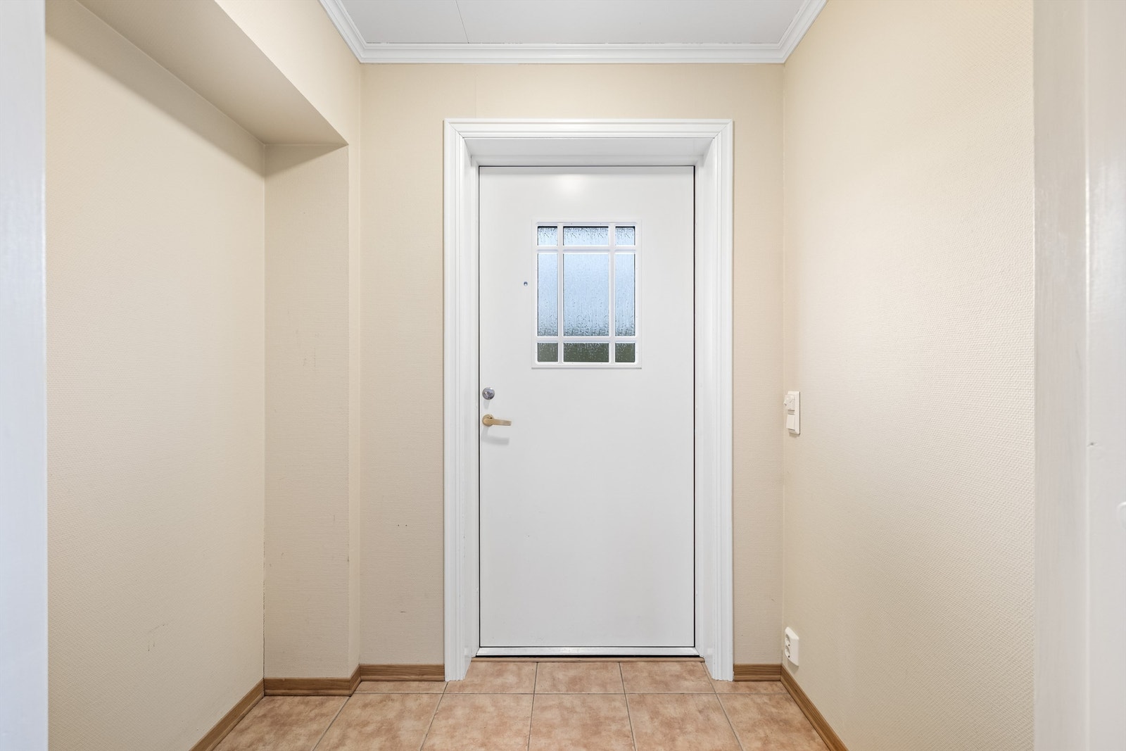 Leiligheten har egen inngang fra bakkeplan, og en entré med flislagt gulv og gulvvarme for ekstra komfort. Galleribilde