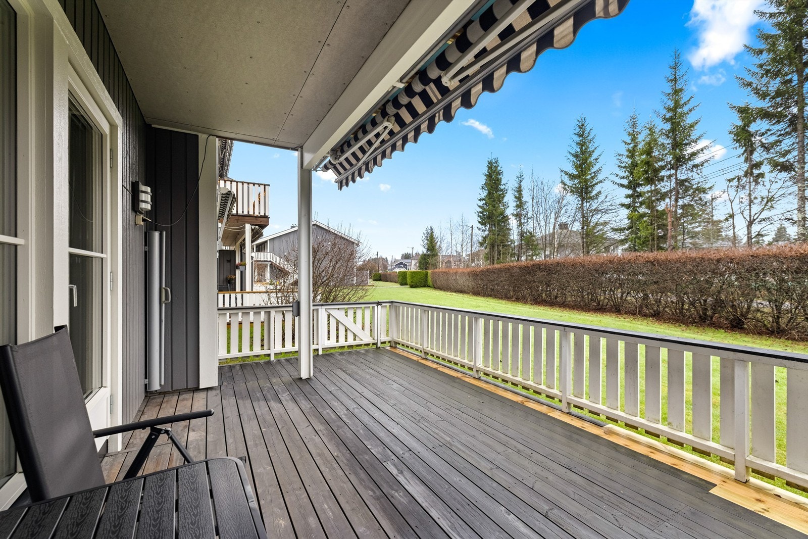 Den romslige markterrassen på 18 m² er delvis overbygget, og utvider stuen på varme dager. Galleribilde