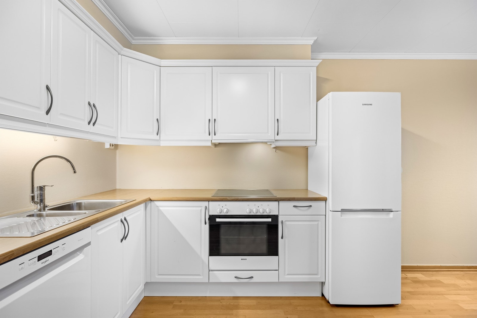 Kjøkkenet er utstyrt med integrert stekeovn, platetopp og opplegg til oppvaskmaskin. Galleribilde