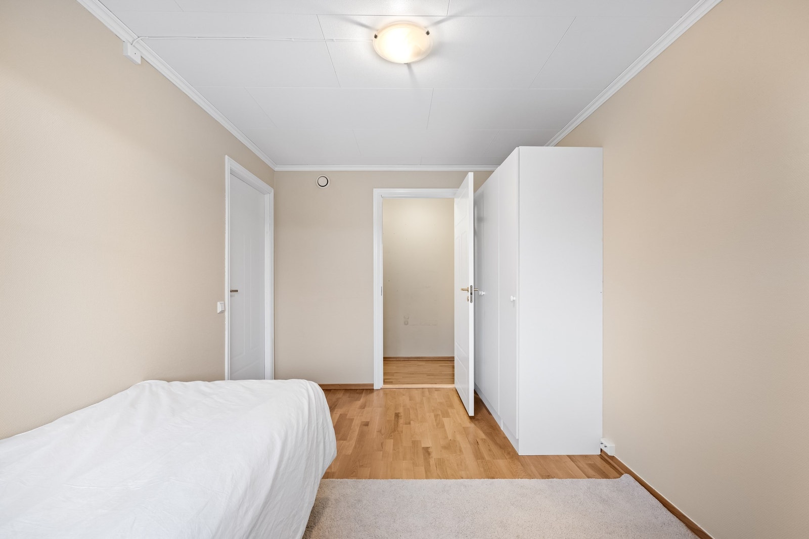 Leiligheten disponerer totalt to soverom, begge med garderobeskap. Galleribilde