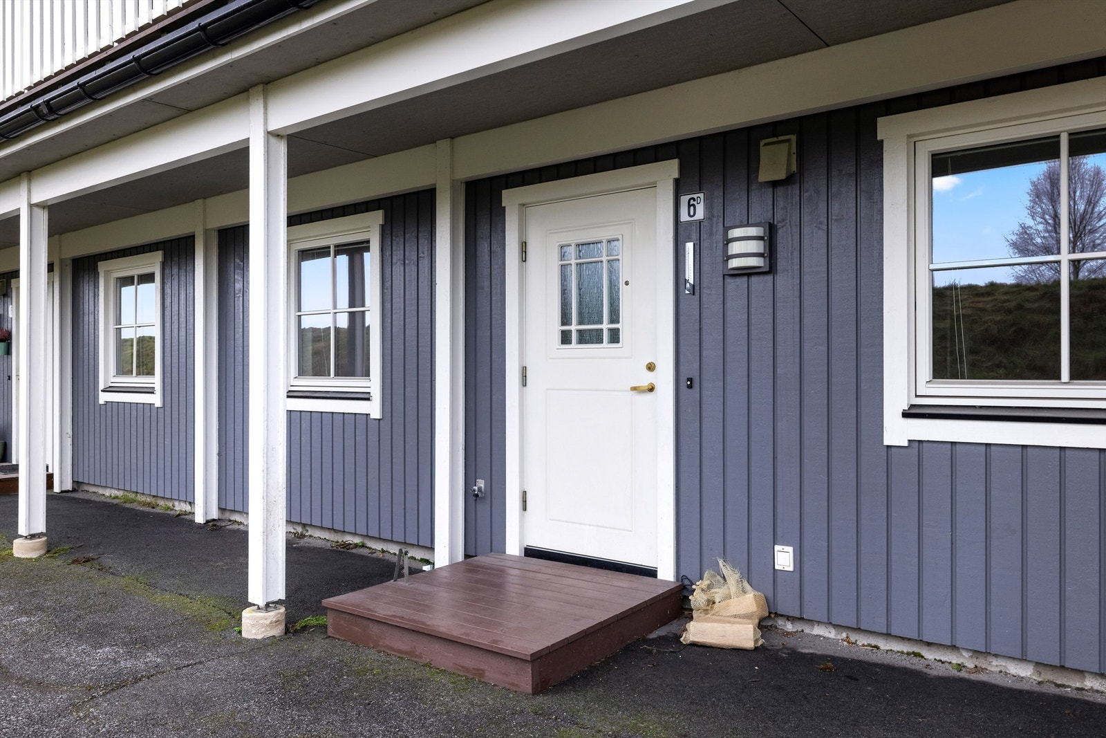 Leiligheten ligger i første etasje i et veletablert og familievennlig boligområde på Skogmo. Galleribilde