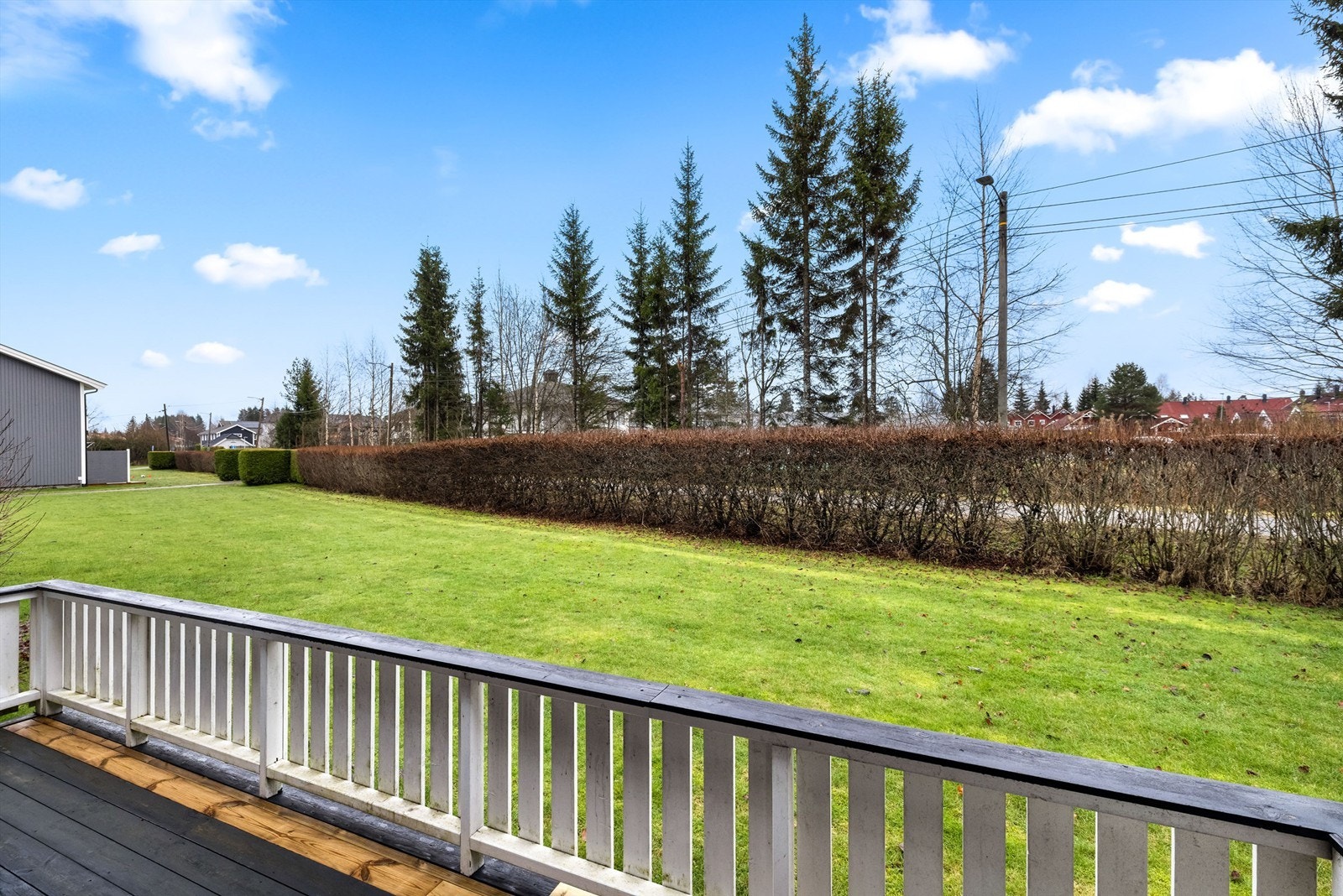 Uteområdet er pent opparbeidet og vedlikeholdes gjennom felles dugnad i sameiet. Galleribilde