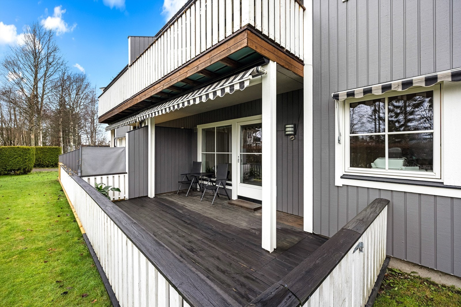 Her har du en usjenert uteplass med direkte tilgang til felles grøntareal. Galleribilde