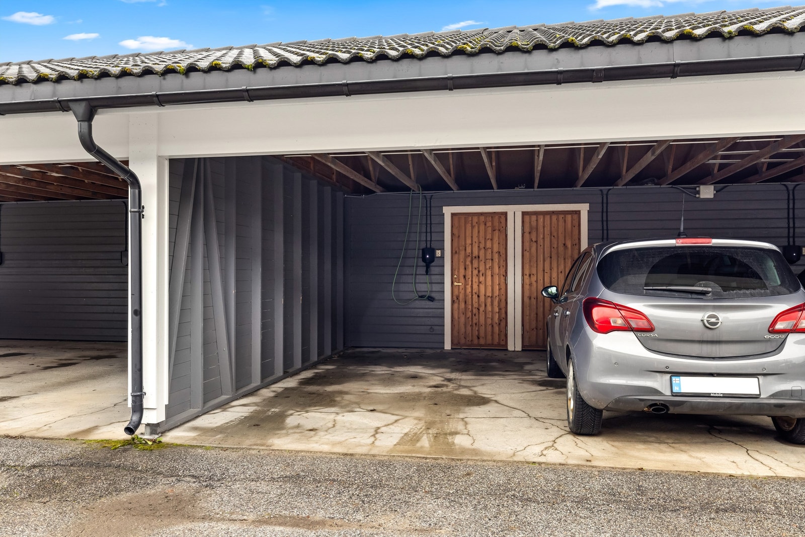 Det medfølger parkeringsplass i carport med elbillader, samt en ekstern bod på 5 m². Galleribilde