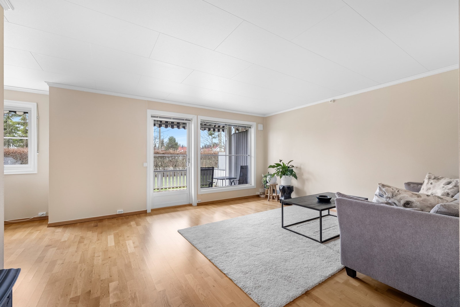 Stuen er et lyst og gjennomgående rom med utgang til markterrassen. Galleribilde