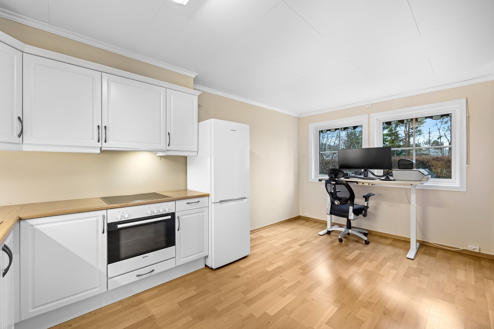 Varmtvannsberederen på 107 liter fra 2021 er plassert i kjøkkenbenken. Galleribilde