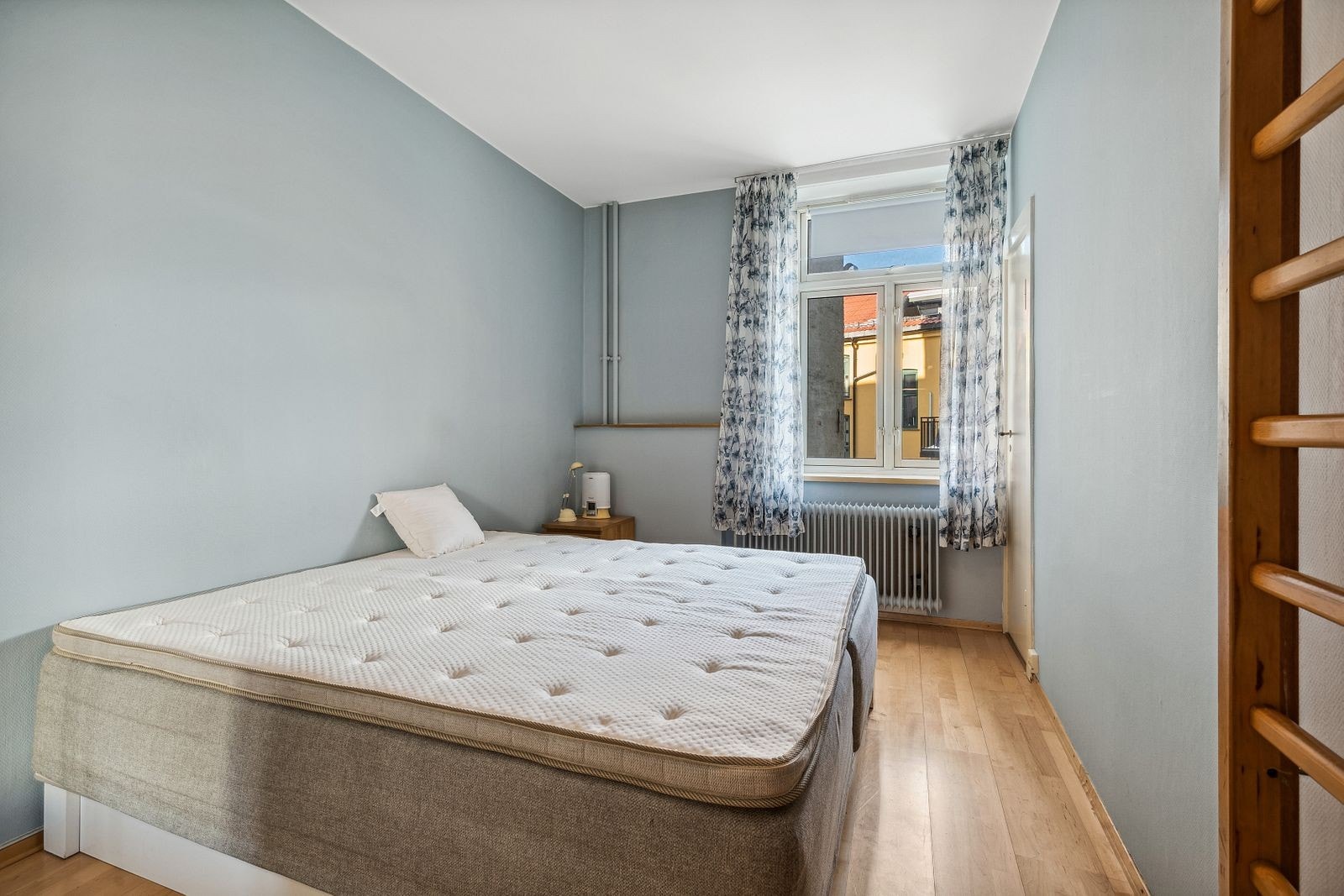 Soverom med skyvedørsgarderobe Galleribilde