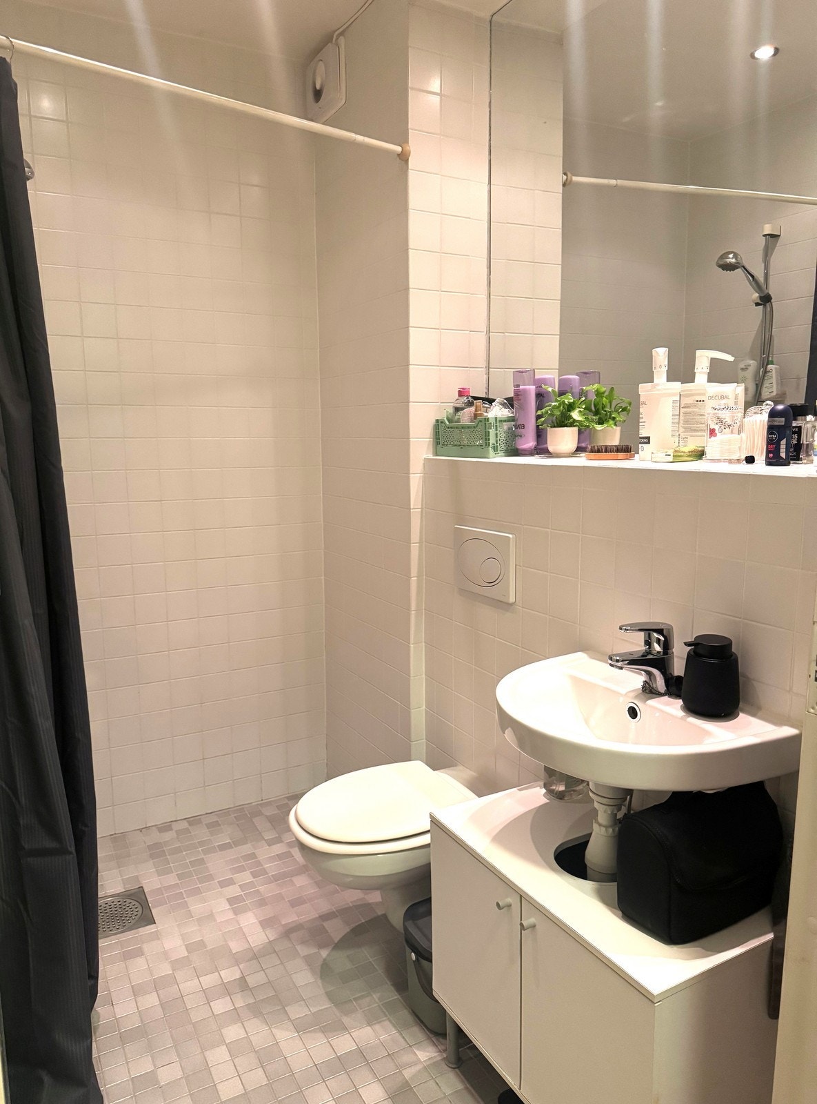 Flislagt bad. Felles vaskeri i kjeller. Galleribilde