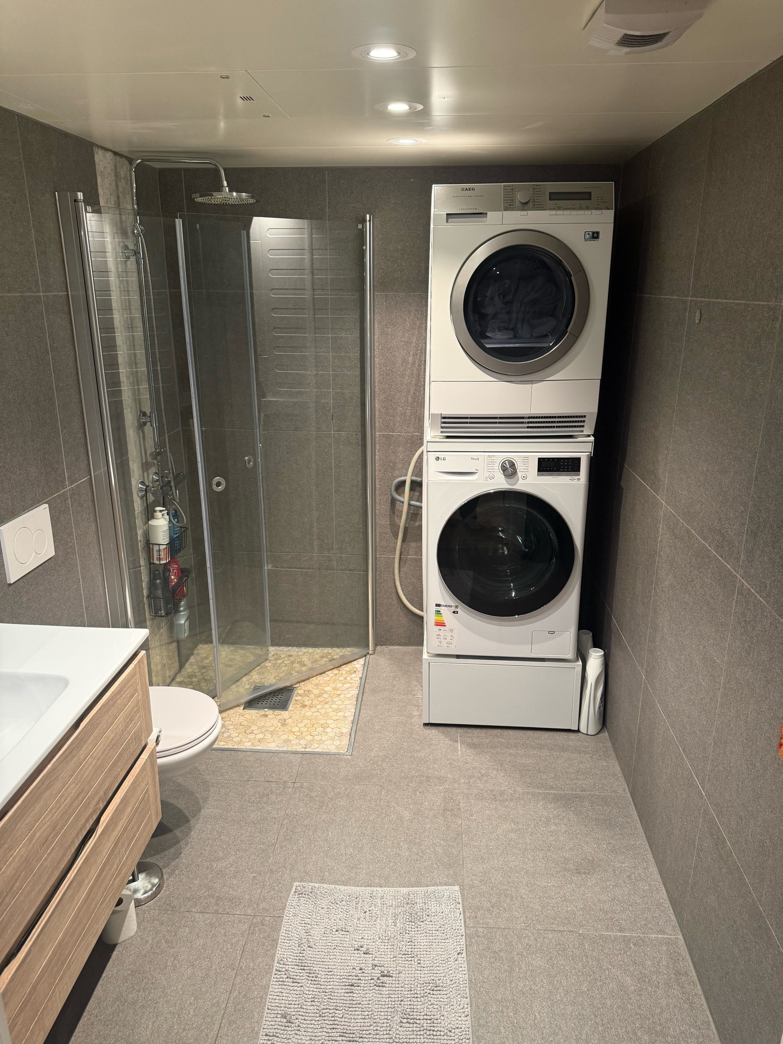 Bad med tørketrommel og vaskemaskin Galleribilde