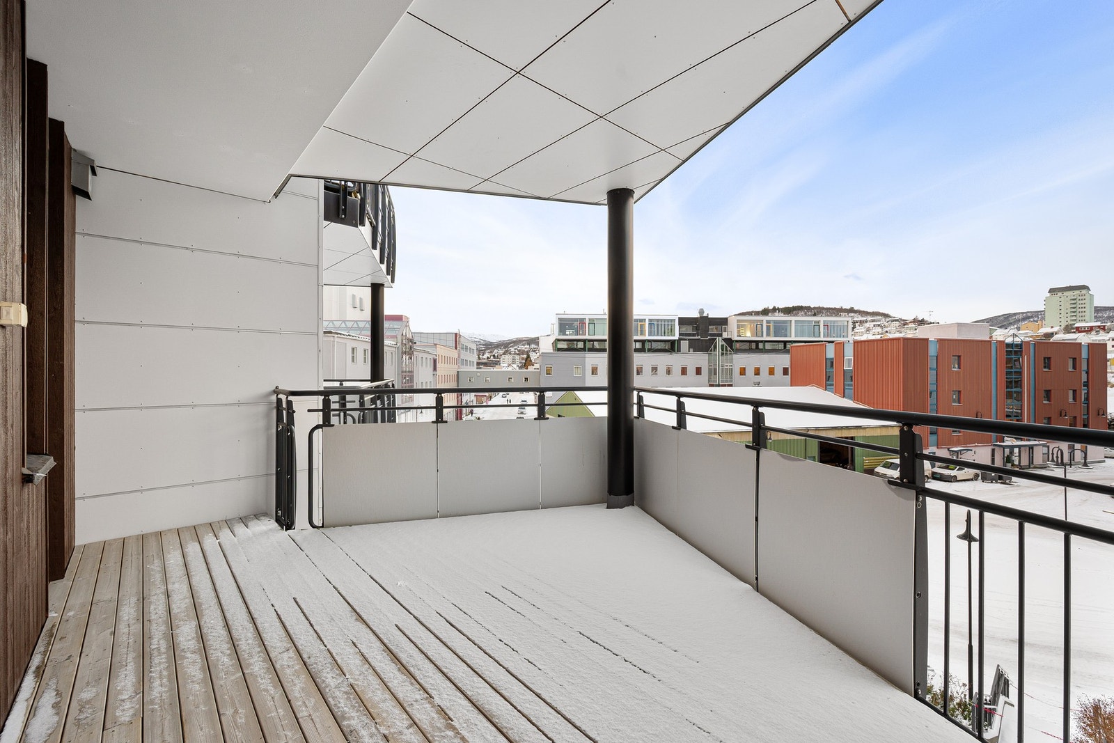 Stor balkong med fin utsikt over nærområdet Galleribilde