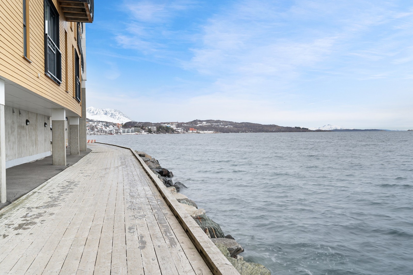 Rett nedenfor bygget er havnepromenaden Galleribilde