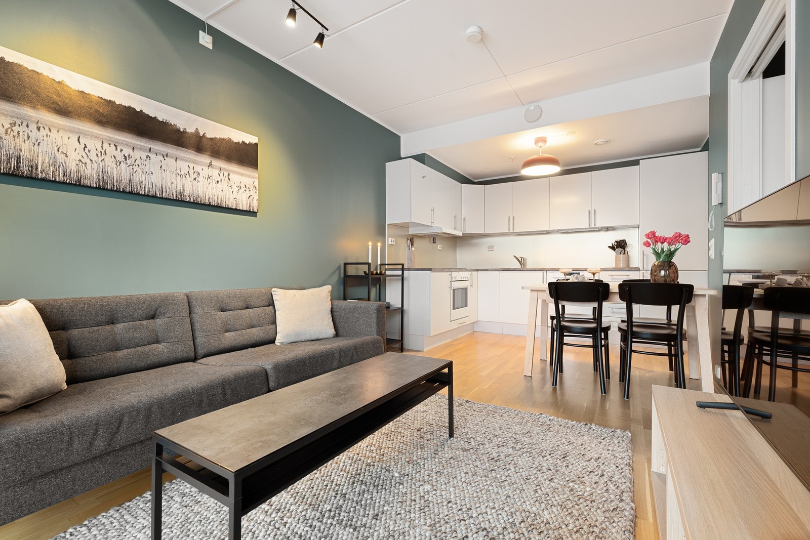 Åpen løsning i stue/kjøkken og god utnyttelse av arealet Galleribilde