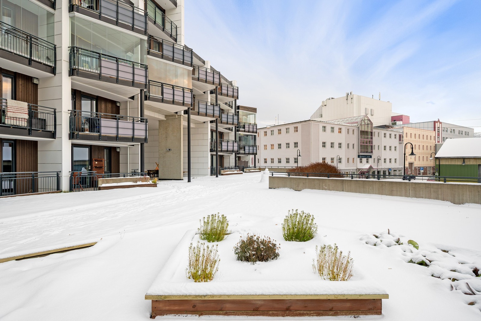 Meget flott opparbeidede fellesarealer med beplantning, sitteplasser og lekeområder Galleribilde