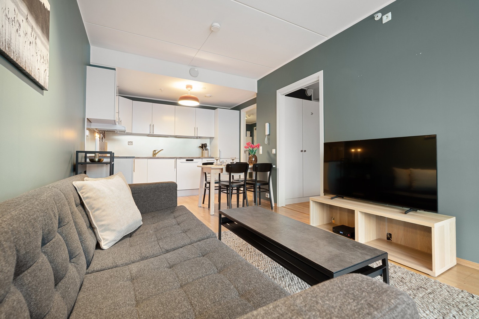 Bygd i 2008 innehar leiligheten god standard med balansert ventilasjon, parkettgulv og tidløse overflater Galleribilde