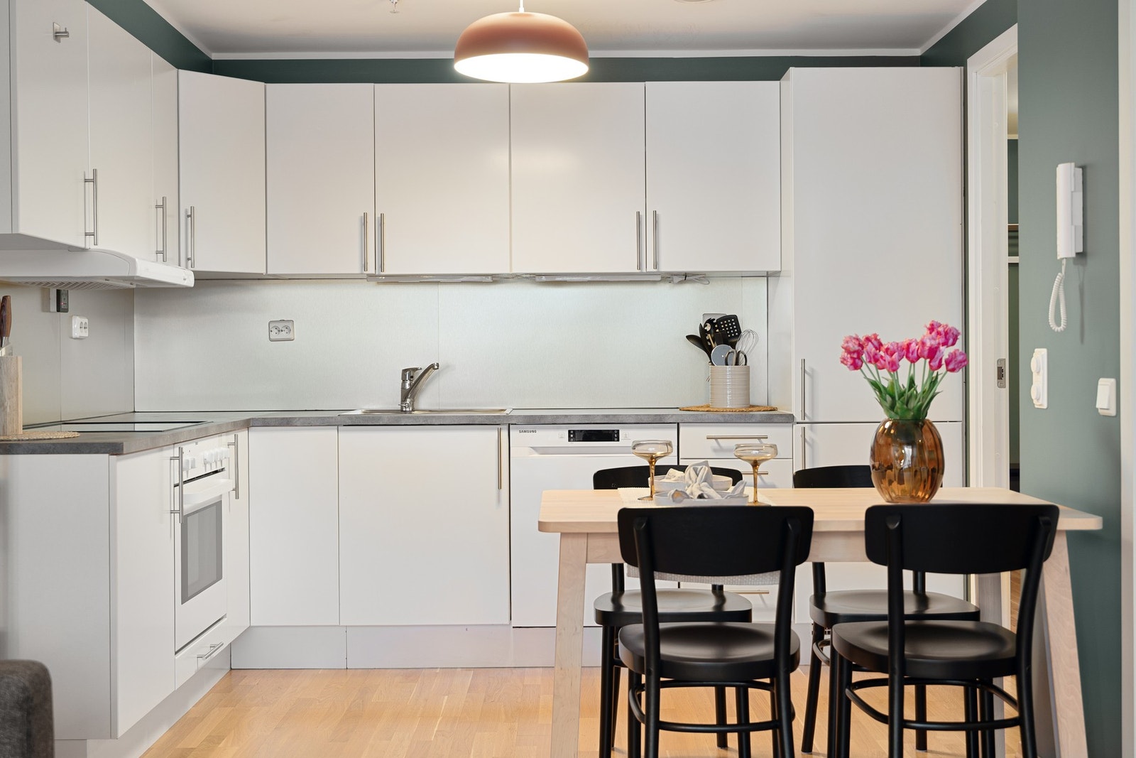 Leiligheten ligger i byggets 4. etasje og har praktisk adkomst med heis i bygget Galleribilde